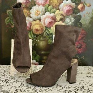Vince Camuto Peep Toe 